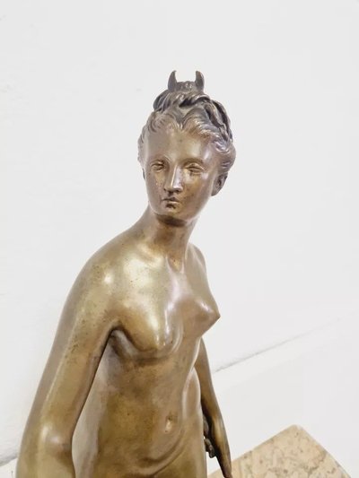 Scultura in bronzo antica di Diana cacciatrice