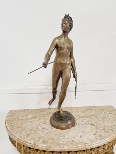 Scultura in bronzo antica di Diana cacciatrice