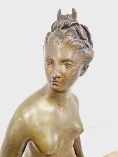 Scultura in bronzo antica di Diana cacciatrice