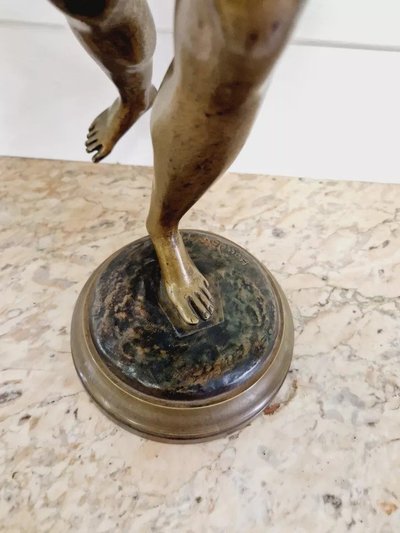 Scultura in bronzo antica di Diana cacciatrice