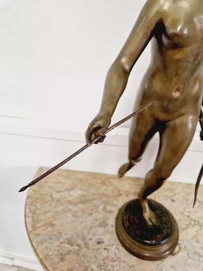 Scultura in bronzo antica di Diana cacciatrice