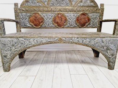 Antikes spanisches Sofa aus geprägtem Metall und Messing