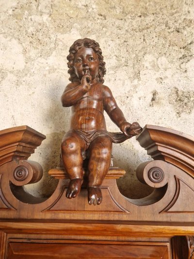 Camera da letto antica del castello italiano con sculture di putti