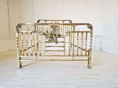 Letto in ottone antico, periodo Art Nouveau, dettagli in bronzo Eros