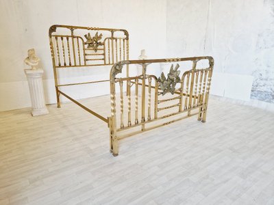 Letto in ottone antico, periodo Art Nouveau, dettagli in bronzo Eros