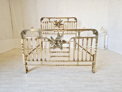 Letto in ottone antico, periodo Art Nouveau, dettagli in bronzo Eros