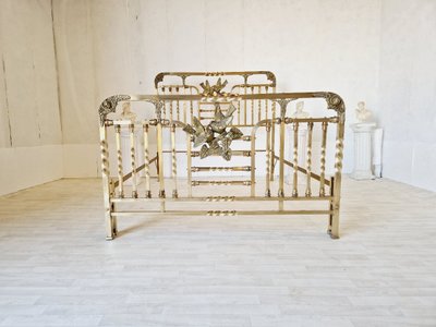 Letto in ottone antico, periodo Art Nouveau, dettagli in bronzo Eros