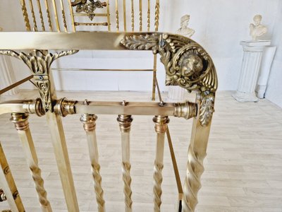 Letto in ottone antico, periodo Art Nouveau, dettagli in bronzo Eros