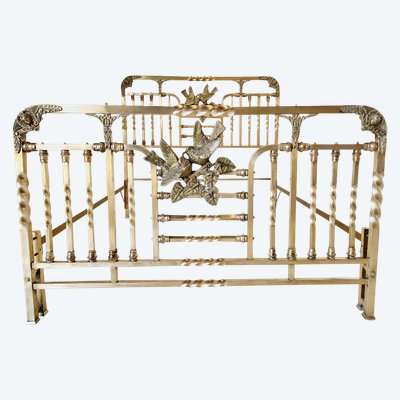 Letto in ottone antico, periodo Art Nouveau, dettagli in bronzo Eros