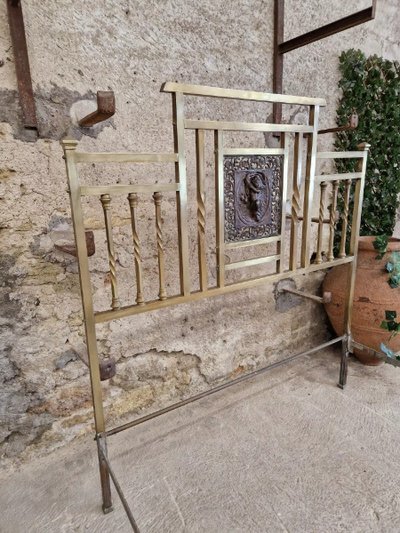 Letto in ottone antico, periodo Art Nouveau, dettagli in bronzo