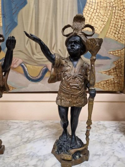 Coppia di antiche statuette moresche in bronzo a forma di candelabro