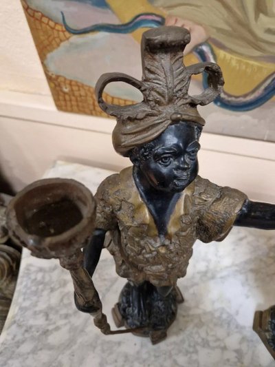 Coppia di antiche statuette moresche in bronzo a forma di candelabro