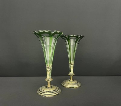 Paire De Vases Cornets En Cristal Doublé Vert Et Monture En Bronze