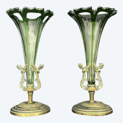 Paire De Vases Cornets En Cristal Doublé Vert Et Monture En Bronze