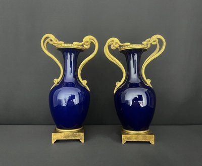 Paire De Vases En Porcelaine Bleu De Sèvres Et Bronze Doré