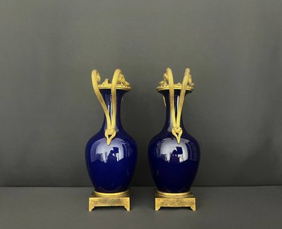 Paire De Vases En Porcelaine Bleu De Sèvres Et Bronze Doré