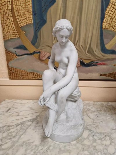 Scultura antica di Diana che fa il bagno dopo Falconet