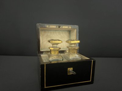 Coffret De Parfum En Marqueterie Boulle. Firmato Tahan a Parigi