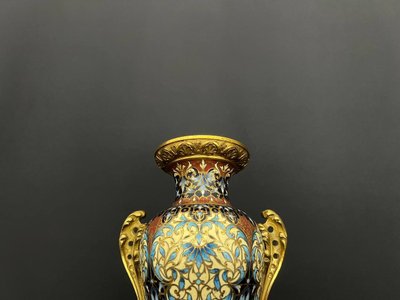 Vaso in bronzo dorato e smalto cloisonné. Circa 1900