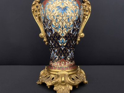 Vaso in bronzo dorato e smalto cloisonné. Circa 1900