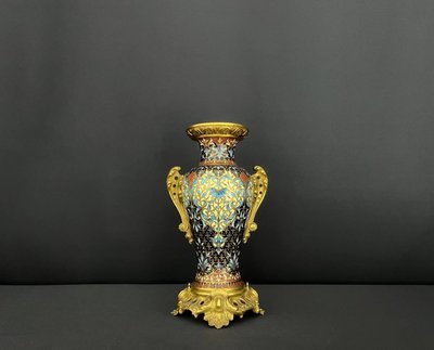 Vaso in bronzo dorato e smalto cloisonné. Circa 1900