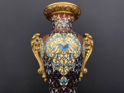 Vaso in bronzo dorato e smalto cloisonné. Circa 1900