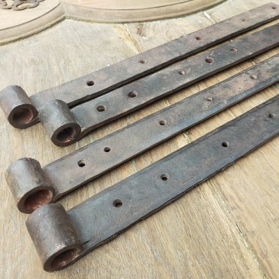 Lot De 18 Pentures Anciennes Forgées à La Main XVIIIème Pour Portes Ou Volets