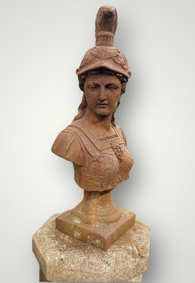 Grande busto di Minerva o Atena in ghisa del XX secolo. Busto antico H 91 cm