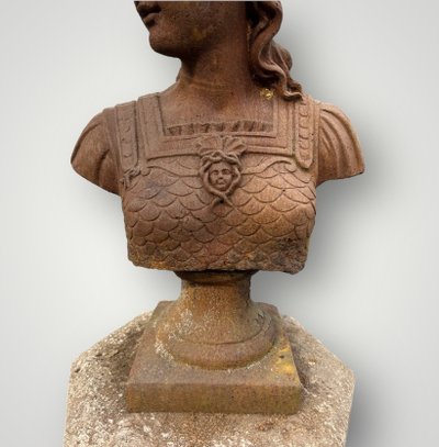 Grande busto di Minerva o Atena in ghisa del XX secolo. Busto antico H 91 cm