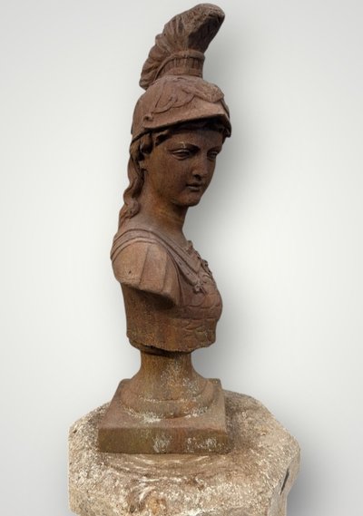 Grande busto di Minerva o Atena in ghisa del XX secolo. Busto antico H 91 cm