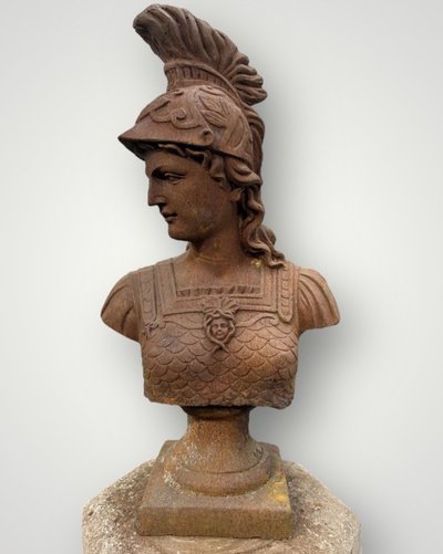 Grande busto di Minerva o Atena in ghisa del XX secolo. Busto antico H 91 cm