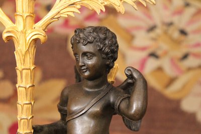 Paire de candélabres à trois lumières orné d'un Cupidon, bronze doré et patiné, XIXème siècle 