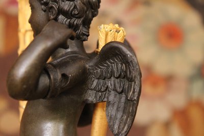 Paire de candélabres à trois lumières orné d'un Cupidon, bronze doré et patiné, XIXème siècle 