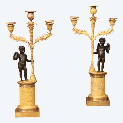 Paire de candélabres à trois lumières orné d'un Cupidon, bronze doré et patiné, XIXème siècle 