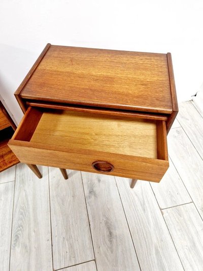 Ein Paar Mid-Century Teak Nachttische