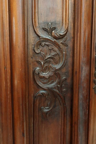 Armoire lyonnaise en noyer époque XVIIIème