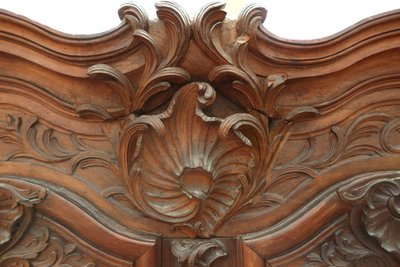 Armoire lyonnaise en noyer époque XVIIIème