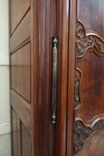 Armoire lyonnaise en noyer époque XVIIIème