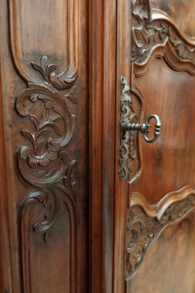 Armoire lyonnaise en noyer époque XVIIIème