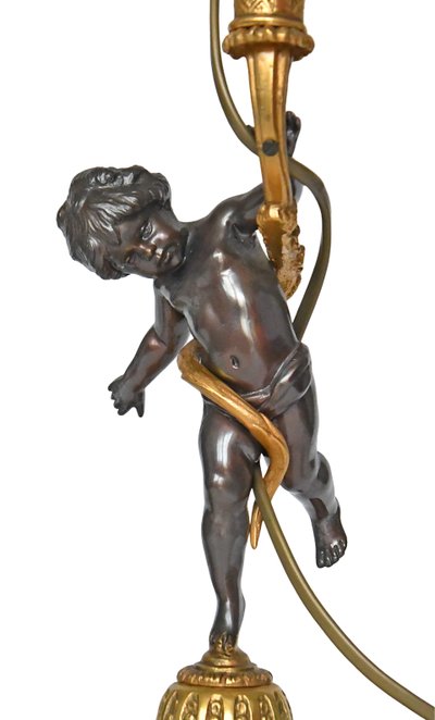 Coppia di candelabri in bronzo decorati con Putti che reggono corni dell'abbondanza