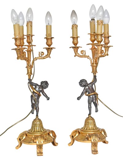 Coppia di candelabri in bronzo decorati con Putti che reggono corni dell'abbondanza