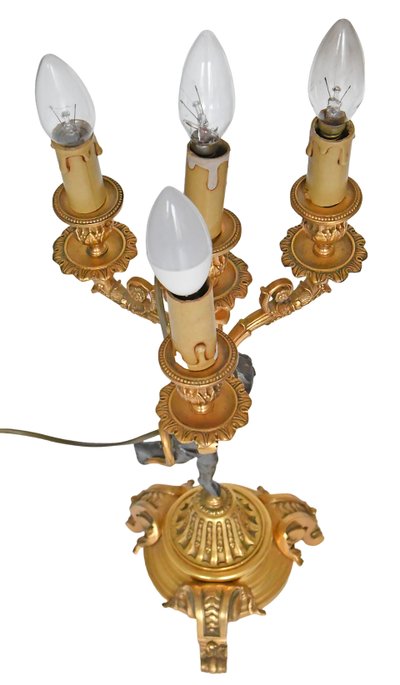 Coppia di candelabri in bronzo decorati con Putti che reggono corni dell'abbondanza