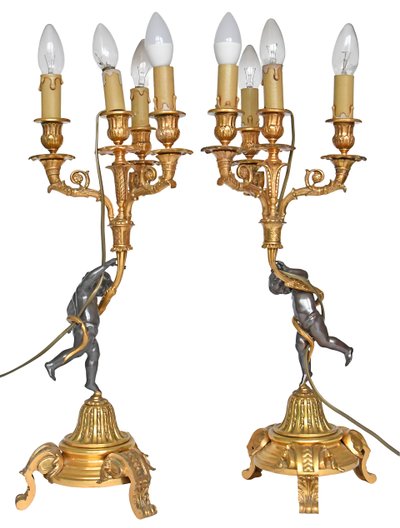 Coppia di candelabri in bronzo decorati con Putti che reggono corni dell'abbondanza