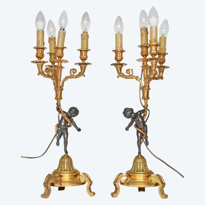 Coppia di candelabri in bronzo decorati con Putti che reggono corni dell'abbondanza