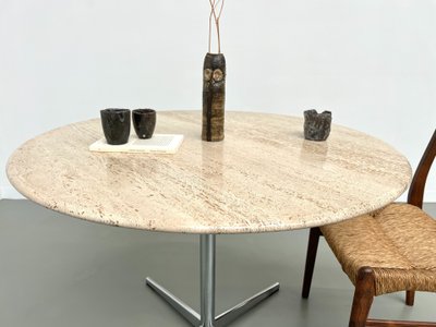 Table à manger en marbre travertin ronde au piétement chromé, années 70.