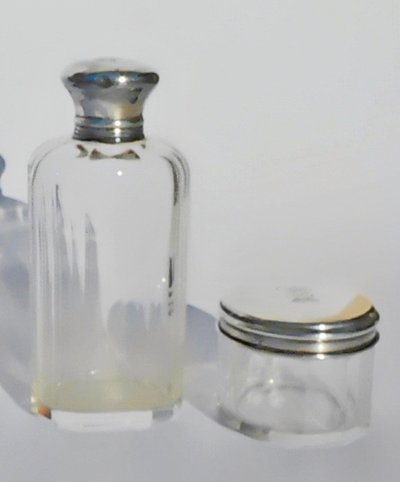 Nécessaire De Toilette Flacon Parfum et un à Poudre en Cristal Et Argent XIXe