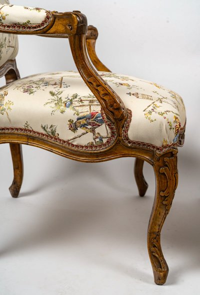 Louis Poussiée zugeschrieben. Paar große Sessel aus Nussbaumholz aus der Zeit Louis XV, ca. 1740–1745