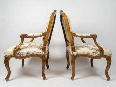 Louis Poussiée zugeschrieben. Paar große Sessel aus Nussbaumholz aus der Zeit Louis XV, ca. 1740–1745