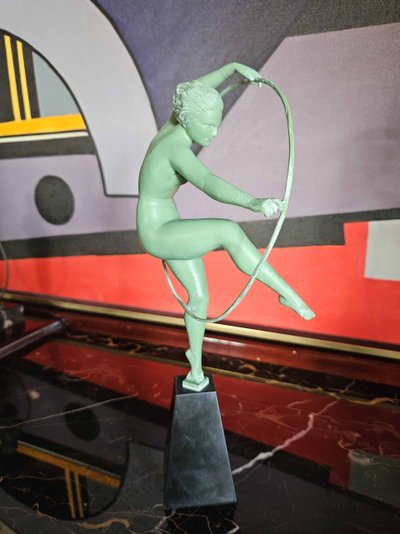 Derenne Art Deco Skulptur Hoop Dancer