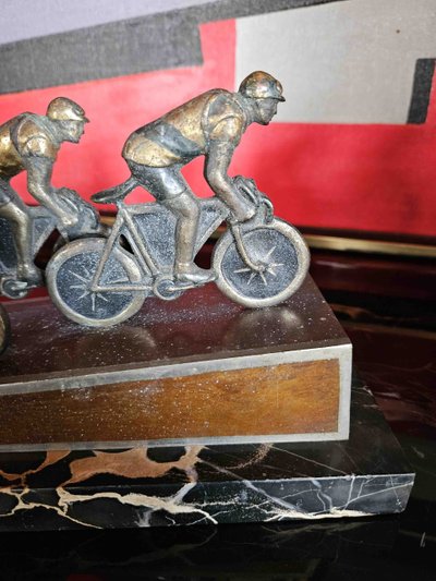 Scultura di ciclisti, anni '30, bronzo policromo